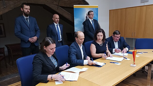 Koali�n� smlouvu podepisuj� Zuzana Kudl��kov� (Pir�ti), Tom� Bouzek (Spole�n� pro Bud�jovice), Dagmar �kodov� Parmov� (ODS) a Pavel Hroch (Jiho�e�i). Za nimi stoj� �imon Heller (Spole�n� pro Bud�jovice), Martin Kuba (ODS) a Martin Mar��k (Jiho�e�i).
