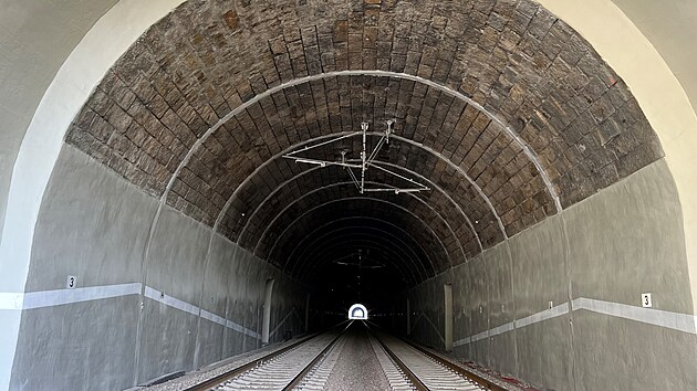 Jeden z devti sanovanch tunel na trati mezi Blanskem a Brnem