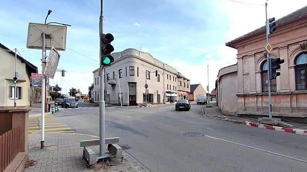 Provizorn� semafory v Sezemic�ch silni���i um�st� natrvalo.