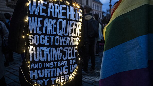 Komunita proto vl�d� a Sn�movn� zaslala v�zvu, kter� m� zajistit lep�� bezpe�nost a ochranu LGBT+ lid�. (21. ��jna 2022)