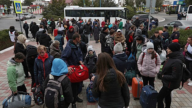 Civilist evakuovan z Chersonsk oblasti na Ukrajin pod ruskou nadvldou dorazili do msta Dankoj na Krymu. (20. jna 2022)