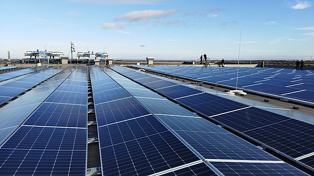 Fotovoltaick� panely na st�e�e skladu spole�nosti Billa v Modletic�ch u Prahy.