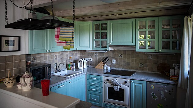 Kuchyňka ve svěží mátové barvě disponuje veškerým moderním vybavením