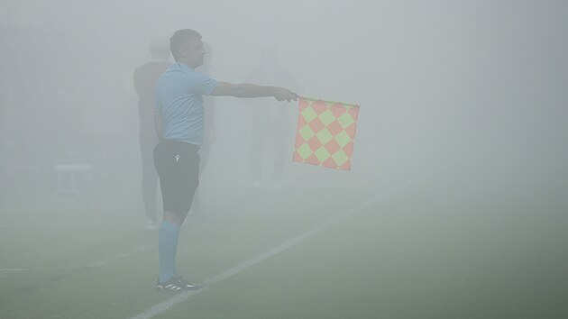 Pomezn� sud� p�i z�pase Konferen�n� ligy mezi Slov�ckem a K�lnem.