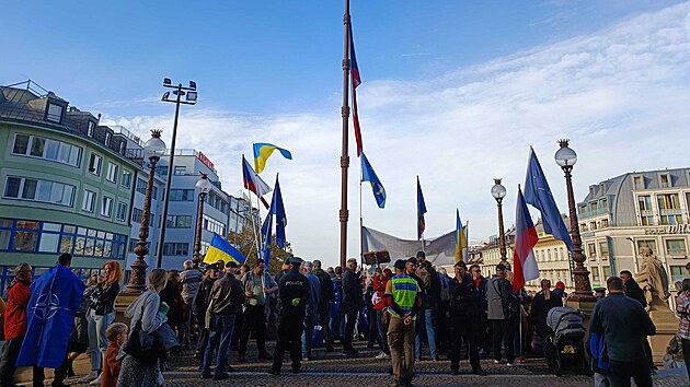Na Vclavskm nmst se kon tak protidemonstrace. Ve vzduchu se tepou vlajky EU, Ukrajiny i NATO. (28. jna 2022)
