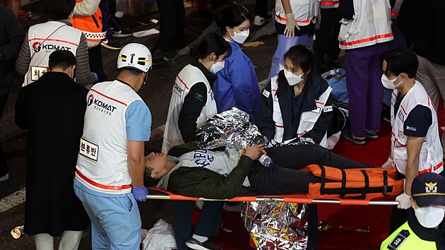 Záchranáři zasahují v jihokorejském Soulu, kde během oslav Halloweenu zemřelo přes 150 lidí. (29. října 2022)