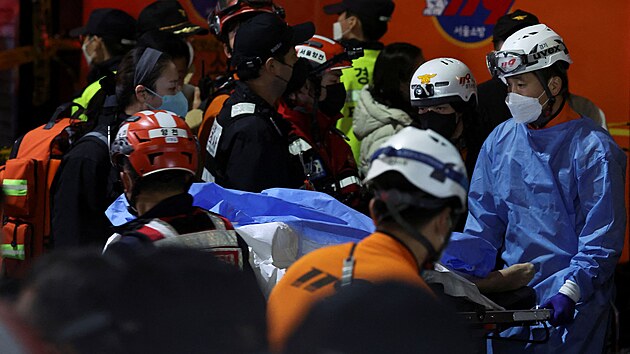 Z�chran��i zasahuj� v jihokorejsk�m Soulu, kde b�hem oslav Halloweenu zem�elo p�es 150 lid�. (29. ��jna 2022)