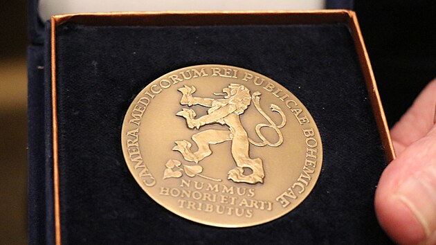 Detail medaile, kterou si lkai pevzali.