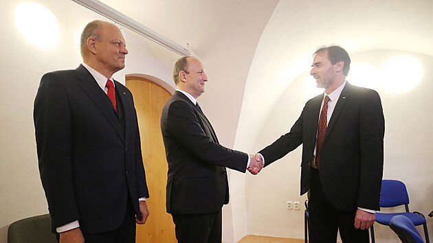 Koaliční dohodu v Jihlavě podepsali lídři ANO Radek Popelka (vpravo), Petr Ryška (ODS, uprostřed) a Martin Laštovička (KDU-ČSL, vlevo).