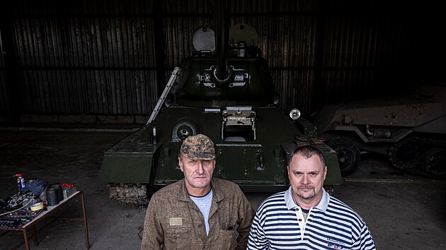 Restaurtor Jaroslav Post a zbroj Marek Slanina, kte na obnov tanku pracovali. (20. jna 2022)