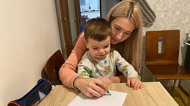 Anna Rybak si kreslí se svým synem Mironem.