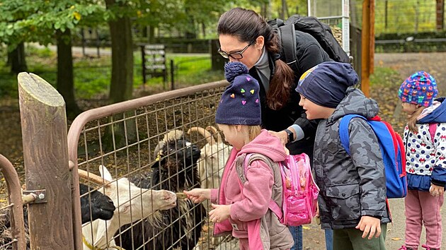 Olena, Nazar, Polina a Lesya krm kozy v ostravsk zoo.