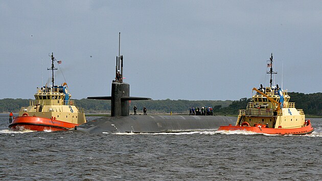 Ponorka tdy Ohio USS West Virginia (SSBN 736) vyzbrojen balistickmi raketami se po strategick hldce vrac do svho domovskho pstavu na nmon ponorkov zkladn Kings Bay. (24. srpna 2018)