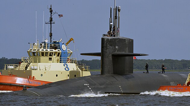 Ponorka tdy Ohio USS West Virginia (SSBN 736) vyzbrojen balistickmi raketami se po strategick hldce vrac do svho domovskho pstavu na nmon ponorkov zkladn Kings Bay. (24. srpna 2018)