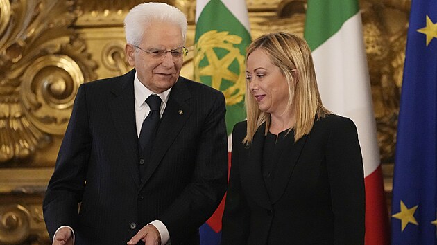 Nov zvolen italsk premirka Giorgia Meloniov a italsk prezident Sergio Mattarella se astn slavnostn psahy v prezidentskm palci v m. (22. jna 2022)