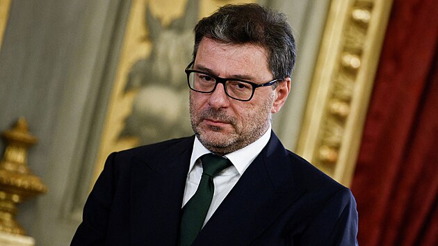 Slavnostn psahy nov premirky se zastnil i nov jmenovan italsk ministr hospodstv Giancarlo Giorgetti. (22. jna 2022)