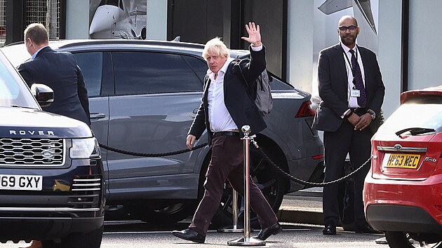 Expremi�r Boris Johnson p�ilet�l kv�li volb� nov�ho britsk�ho premi�ra z dovolen� zp�t do Brit�nie. (22. ��jna 2022)