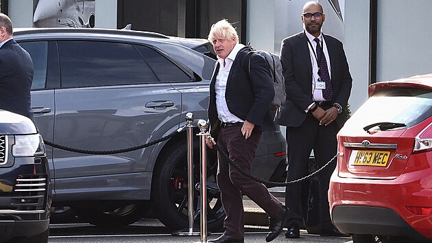 Expremir Boris Johnson piletl kvli volb novho britskho premira z dovolen zpt do Britnie. (22. jna 2022)