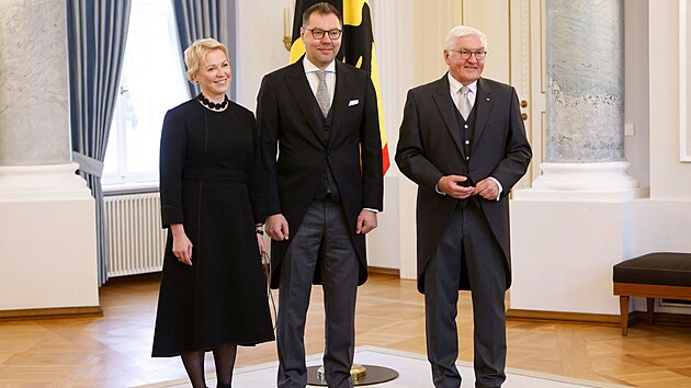Nmeck prezident Frank-Walter Steinmeier (vpravo) na zmku Bellevue v Berln. Oleksij Makejev (uprosted) od nj pebr akreditaci velvyslance Ukrajiny v Nmecku. (24. jna 2022)
