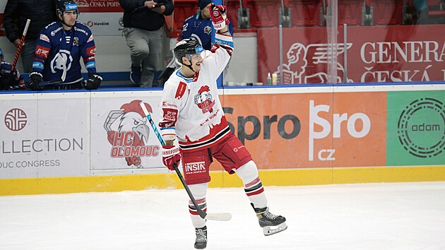 Tom� Dujs�k z Olomouce se raduje ze vst�elen� g�lu.