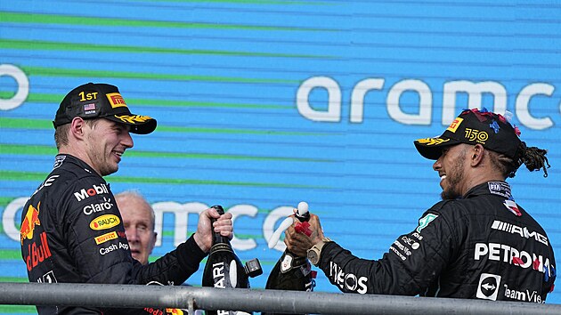 Max Verstappen (vlevo) a Lewis Hamilton slav prvn a druh msto ve Velk cen USA.