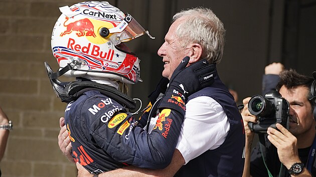 Max Verstappen se objm s konzultantem Red Bullu  Helmutem Markem.