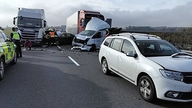 Hromadn srka automobil a kamion na obchvatu Olomouce na D35 ped kruhovm objezdem u Globusu. (26. jna 2022)