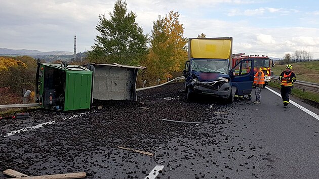 Pi dopravn nehod na silninm obchvatu Ostrova se srazila multikra s uhlm a dodvka.