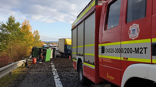 Pi dopravn nehod na silninm obchvatu Ostrova se srazila multikra s uhlm a dodvka.