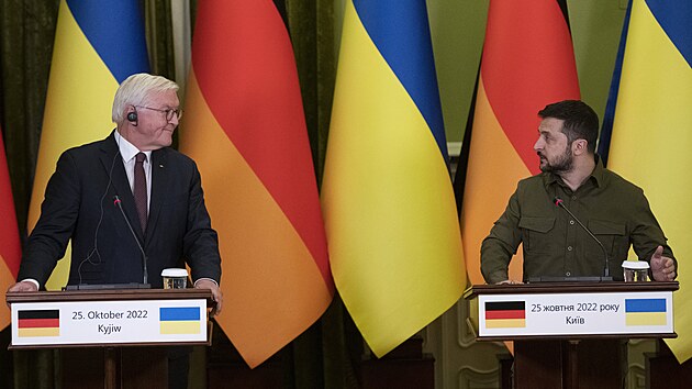 Nmeck prezident Frank-Walter Steinmeier (vlevo) a ukrajinsk prezident Volodomyr Zelenskyj (25. jna 2022)