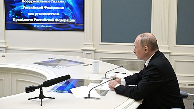Rusk prezident Vladimir Putin v Moskv sleduje cvien ruskch strategickch jadernch sil. (26. jna 2022)