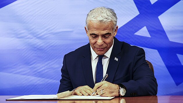 Izraelsk premir Jair Lapid podepisuje dohodu o nmon hranici s Libanonem. (27. jna 2022)