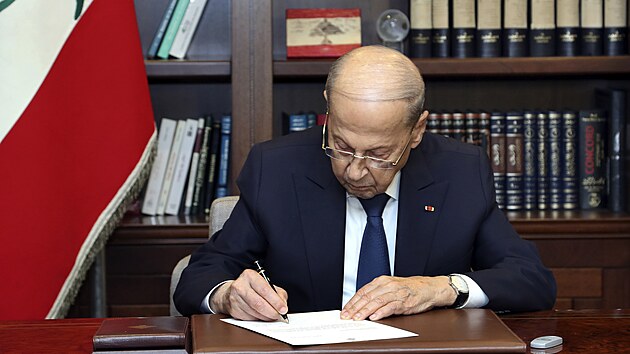 Libanonsk prezident Michel An podepisuje dohodu o nmon hranici s Izrealem. (27. jna 2022)