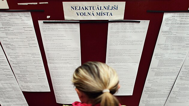 Celková nezam�stnanost v �ervenci meziro�n� stoupla, stále se ale dr�í na p�íznivých �íslech. Problémem je ale ve vy��í v�kové skupin�. 
