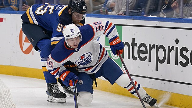 Kailer Yamamoto (vlevo) z Edmontonu pad po souboji s Coltonem Paraykem ze St. Louis.