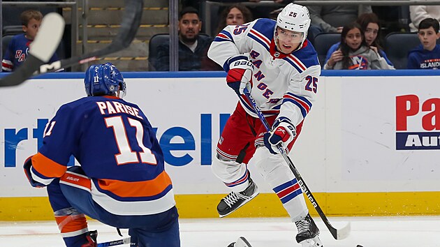 Libor Hájek (vpravo) z New York Rangers pihrává, pekazit se mu to snaí Zach...