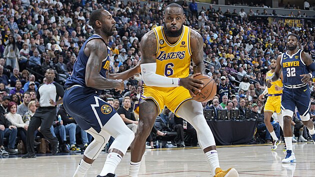 LeBron James (vpravo) z Los Angeles Lakers brnn Davonem Reedem z Denveru.