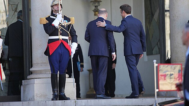 Nmeck kancl Olaf Scholz a francouzsk prezident Emmanuel Macron se setkali v Elysejskm palci. (26. jna 2022)