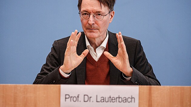 Ministr zdravotnictv Karl Lauterbach na tiskov konferenci pedstavuje vldn pln na legalizaci rekreanho uvn konop. (26. jna 2022)