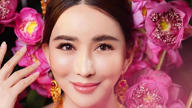 Transgender podnikatelka �akrapong �Anne� �akrad�utatchipov� koupila sout� Miss Universe (2022).