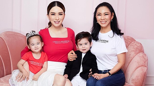 Transgender podnikatelka akrapong Anne akradutatchipov s rodinou (2022)