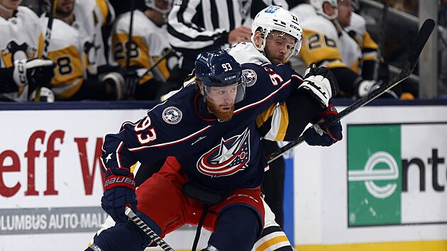 Jakub Vorek (vlevo) z Columbus Blue Jackets se dere k brn Pittsburgh Penguins kolem Bryana Rusta.