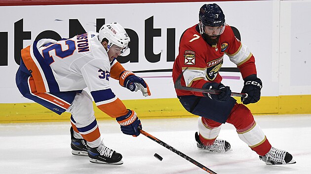 Radko Gudas (7) z Florida Panthers a Ross Johnston (32) z New York Islanders cht�j� puk.