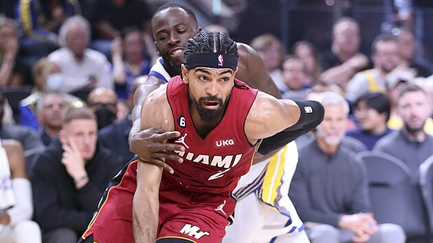 Gabe Vincent z Miami Heat se pokou vysmeknout Draymondu Greenovi z Golden State Warriors.