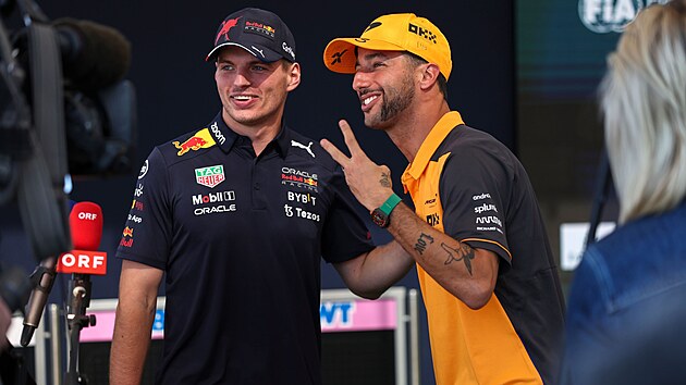 KAMARDI. Max Verstappen vl za Red Bull, Daniel Ricciardo sed do kokpitu McLarenu. Spolen asy v jedn stji jsou pry, co vak neznamen, e by Nizozemec s Australanem neudrovali ptelsk vztah.