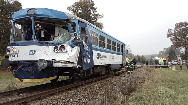 Ve Vrchlab se srazil elektrobus s projdjcm vlakem. (22. jna 2022)