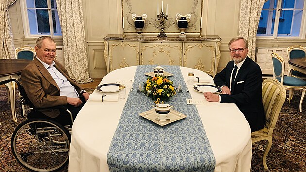 Prezident Milo Zeman a premiér Petr Fiala na pravidelném setkání v Lánech....