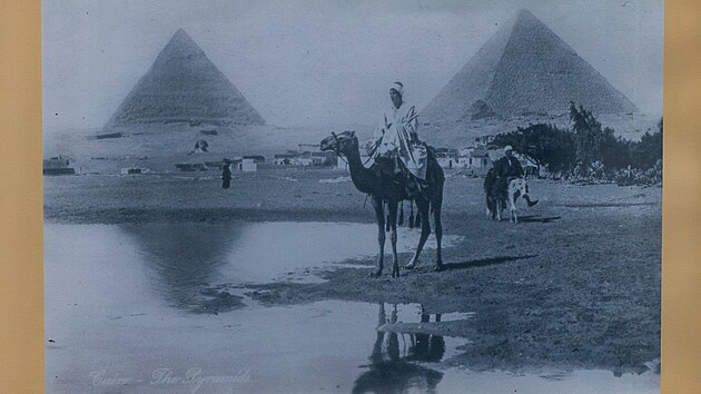 Pyramidy, Egypt, 19241930. Snmek je z vstavy fotografi Rudolfa Lehnerta v trutnovskm Muzeu Podkrkono.