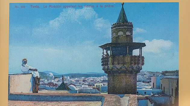 Muezzin svolv z vrcholu minaretu vc k modlitb, Tunis, 19041908. Snmek je z vstavy fotografi Rudolfa Lehnerta v trutnovskm Muzeu Podkrkono.