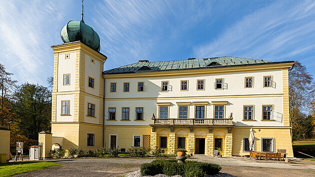 Adršpach dokončil opravu východní fasády zámku. (18. 10. 2022)
